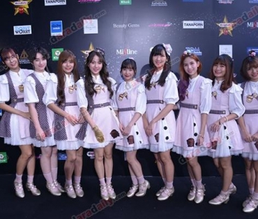 เหล่าดาราตบเท้าเดิน Black carpet งานประกาศรางวัล VibeWire Awards ครั้งที่ 8