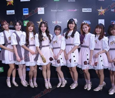 เหล่าดาราตบเท้าเดิน Black carpet งานประกาศรางวัล VibeWire Awards ครั้งที่ 8