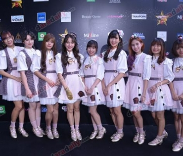 เหล่าดาราตบเท้าเดิน Black carpet งานประกาศรางวัล VibeWire Awards ครั้งที่ 8