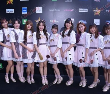 เหล่าดาราตบเท้าเดิน Black carpet งานประกาศรางวัล VibeWire Awards ครั้งที่ 8