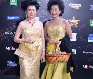 เหล่าดาราตบเท้าเดิน Black carpet งานประกาศรางวัล VibeWire Awards ครั้งที่ 8