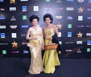 เหล่าดาราตบเท้าเดิน Black carpet งานประกาศรางวัล VibeWire Awards ครั้งที่ 8