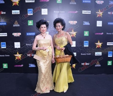 เหล่าดาราตบเท้าเดิน Black carpet งานประกาศรางวัล VibeWire Awards ครั้งที่ 8