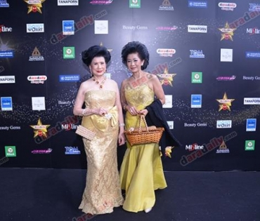 เหล่าดาราตบเท้าเดิน Black carpet งานประกาศรางวัล VibeWire Awards ครั้งที่ 8