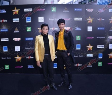 เหล่าดาราตบเท้าเดิน Black carpet งานประกาศรางวัล VibeWire Awards ครั้งที่ 8