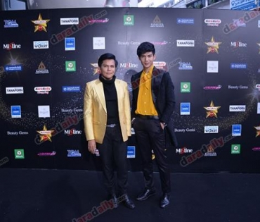 เหล่าดาราตบเท้าเดิน Black carpet งานประกาศรางวัล VibeWire Awards ครั้งที่ 8