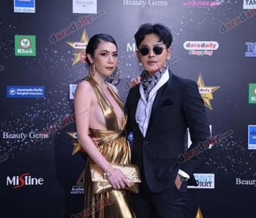 เหล่าดาราตบเท้าเดิน Black carpet งานประกาศรางวัล VibeWire Awards ครั้งที่ 8