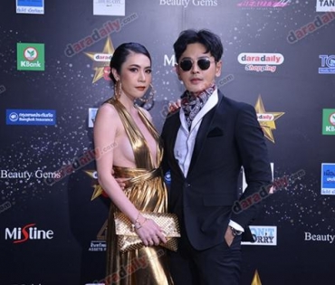 เหล่าดาราตบเท้าเดิน Black carpet งานประกาศรางวัล VibeWire Awards ครั้งที่ 8