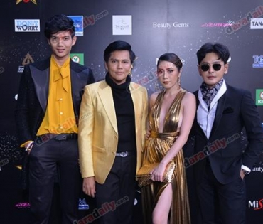 เหล่าดาราตบเท้าเดิน Black carpet งานประกาศรางวัล VibeWire Awards ครั้งที่ 8