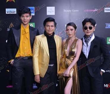 เหล่าดาราตบเท้าเดิน Black carpet งานประกาศรางวัล VibeWire Awards ครั้งที่ 8
