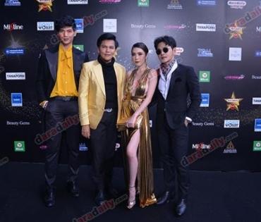 เหล่าดาราตบเท้าเดิน Black carpet งานประกาศรางวัล VibeWire Awards ครั้งที่ 8