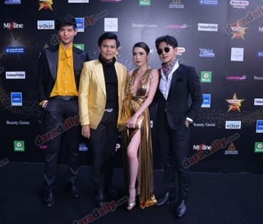เหล่าดาราตบเท้าเดิน Black carpet งานประกาศรางวัล VibeWire Awards ครั้งที่ 8