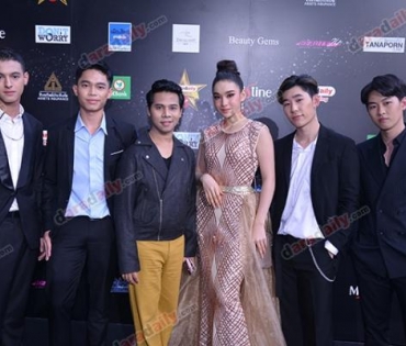 เหล่าดาราตบเท้าเดิน Black carpet งานประกาศรางวัล VibeWire Awards ครั้งที่ 8