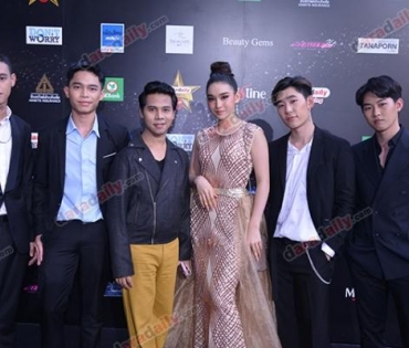 เหล่าดาราตบเท้าเดิน Black carpet งานประกาศรางวัล VibeWire Awards ครั้งที่ 8