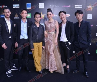 เหล่าดาราตบเท้าเดิน Black carpet งานประกาศรางวัล VibeWire Awards ครั้งที่ 8