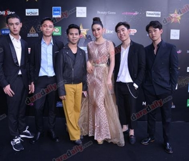 เหล่าดาราตบเท้าเดิน Black carpet งานประกาศรางวัล VibeWire Awards ครั้งที่ 8