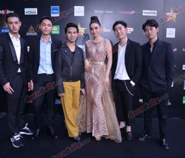 เหล่าดาราตบเท้าเดิน Black carpet งานประกาศรางวัล VibeWire Awards ครั้งที่ 8