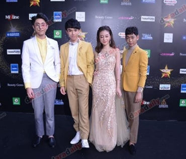 เหล่าดาราตบเท้าเดิน Black carpet งานประกาศรางวัล VibeWire Awards ครั้งที่ 8