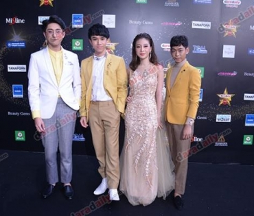 เหล่าดาราตบเท้าเดิน Black carpet งานประกาศรางวัล VibeWire Awards ครั้งที่ 8