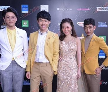 เหล่าดาราตบเท้าเดิน Black carpet งานประกาศรางวัล VibeWire Awards ครั้งที่ 8