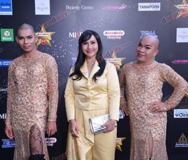 เหล่าดาราตบเท้าเดิน Black carpet งานประกาศรางวัล VibeWire Awards ครั้งที่ 8