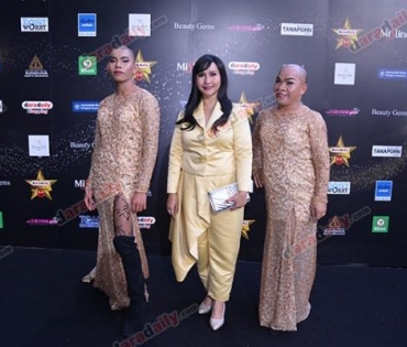 เหล่าดาราตบเท้าเดิน Black carpet งานประกาศรางวัล VibeWire Awards ครั้งที่ 8