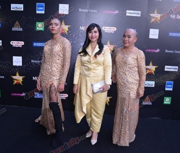 เหล่าดาราตบเท้าเดิน Black carpet งานประกาศรางวัล VibeWire Awards ครั้งที่ 8