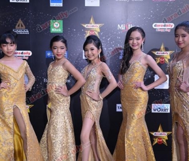 เหล่าดาราตบเท้าเดิน Black carpet งานประกาศรางวัล VibeWire Awards ครั้งที่ 8
