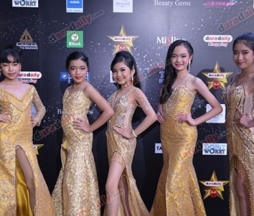 เหล่าดาราตบเท้าเดิน Black carpet งานประกาศรางวัล VibeWire Awards ครั้งที่ 8