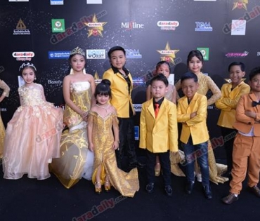 เหล่าดาราตบเท้าเดิน Black carpet งานประกาศรางวัล VibeWire Awards ครั้งที่ 8
