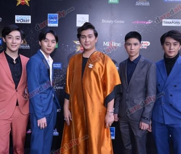 เหล่าดาราตบเท้าเดิน Black carpet งานประกาศรางวัล VibeWire Awards ครั้งที่ 8