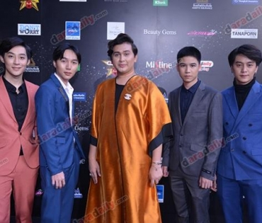 เหล่าดาราตบเท้าเดิน Black carpet งานประกาศรางวัล VibeWire Awards ครั้งที่ 8