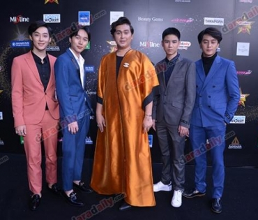 เหล่าดาราตบเท้าเดิน Black carpet งานประกาศรางวัล VibeWire Awards ครั้งที่ 8