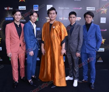 เหล่าดาราตบเท้าเดิน Black carpet งานประกาศรางวัล VibeWire Awards ครั้งที่ 8