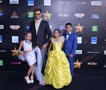 เหล่าดาราตบเท้าเดิน Black carpet งานประกาศรางวัล VibeWire Awards ครั้งที่ 8