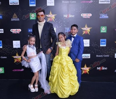 เหล่าดาราตบเท้าเดิน Black carpet งานประกาศรางวัล VibeWire Awards ครั้งที่ 8