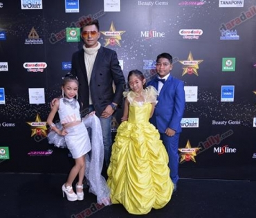 เหล่าดาราตบเท้าเดิน Black carpet งานประกาศรางวัล VibeWire Awards ครั้งที่ 8