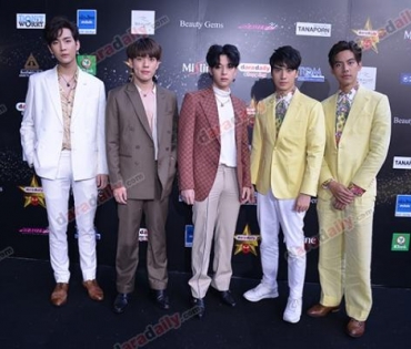 เหล่าดาราตบเท้าเดิน Black carpet งานประกาศรางวัล VibeWire Awards ครั้งที่ 8