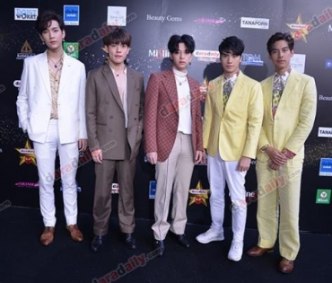 เหล่าดาราตบเท้าเดิน Black carpet งานประกาศรางวัล VibeWire Awards ครั้งที่ 8