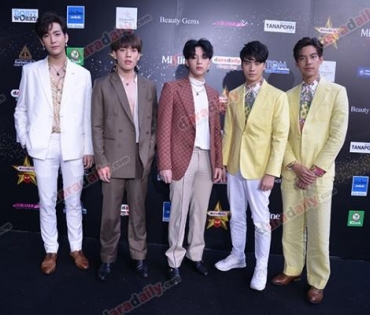 เหล่าดาราตบเท้าเดิน Black carpet งานประกาศรางวัล VibeWire Awards ครั้งที่ 8