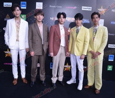 เหล่าดาราตบเท้าเดิน Black carpet งานประกาศรางวัล VibeWire Awards ครั้งที่ 8