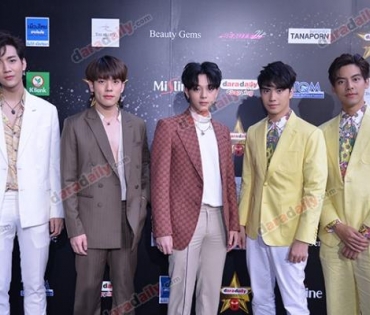 เหล่าดาราตบเท้าเดิน Black carpet งานประกาศรางวัล VibeWire Awards ครั้งที่ 8