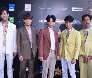 เหล่าดาราตบเท้าเดิน Black carpet งานประกาศรางวัล VibeWire Awards ครั้งที่ 8