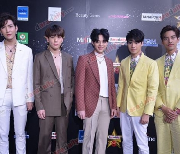เหล่าดาราตบเท้าเดิน Black carpet งานประกาศรางวัล VibeWire Awards ครั้งที่ 8