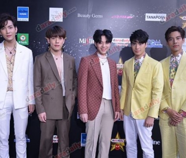 เหล่าดาราตบเท้าเดิน Black carpet งานประกาศรางวัล VibeWire Awards ครั้งที่ 8
