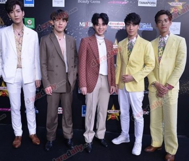 เหล่าดาราตบเท้าเดิน Black carpet งานประกาศรางวัล VibeWire Awards ครั้งที่ 8