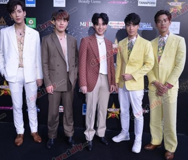 เหล่าดาราตบเท้าเดิน Black carpet งานประกาศรางวัล VibeWire Awards ครั้งที่ 8