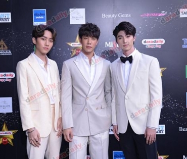 เหล่าดาราตบเท้าเดิน Black carpet งานประกาศรางวัล VibeWire Awards ครั้งที่ 8