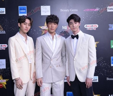 เหล่าดาราตบเท้าเดิน Black carpet งานประกาศรางวัล VibeWire Awards ครั้งที่ 8