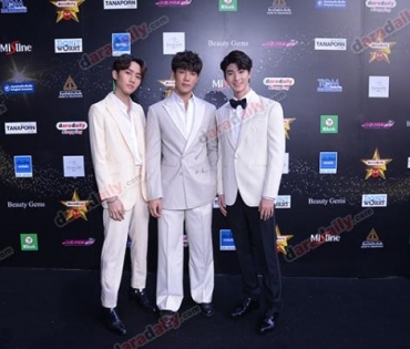 เหล่าดาราตบเท้าเดิน Black carpet งานประกาศรางวัล VibeWire Awards ครั้งที่ 8